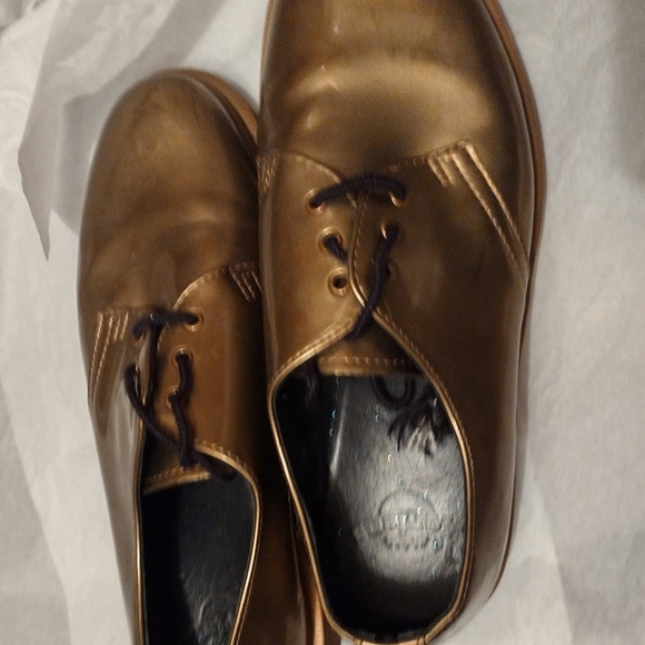 Gold Dr. Martens? Unisex sz M7/9W - Picture 3 of 6